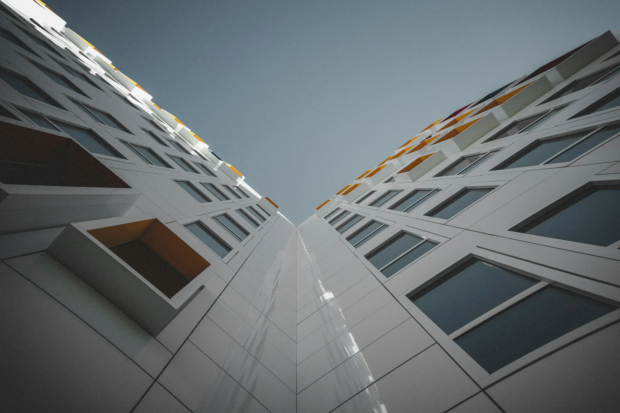 Certificações LEED e AQUA em complexos fabris pesados.